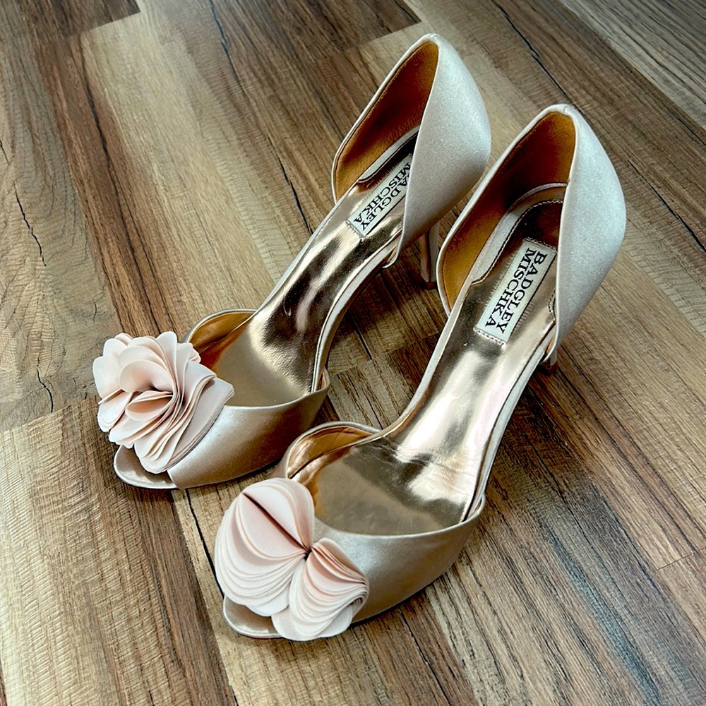 Badgley Mischka champagne satin pumps